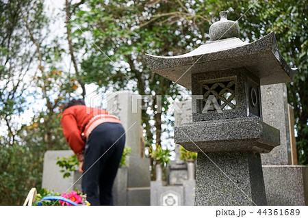 墓参りをする高齢者 44361689
