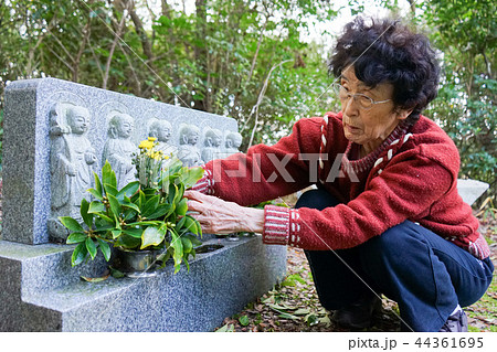 墓参りをする高齢者 44361695