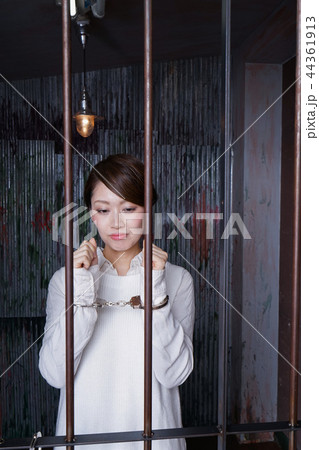 逮捕された女性 44361913