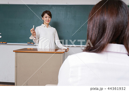 授業をする女性教師 授業をする女性教師 44361932