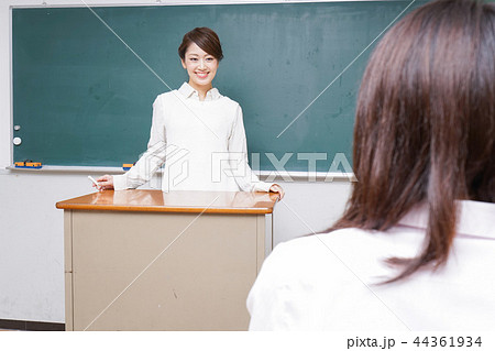 授業をする女性教師 44361934