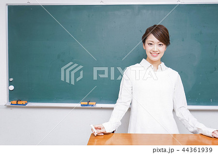 授業をする女性教師 44361939
