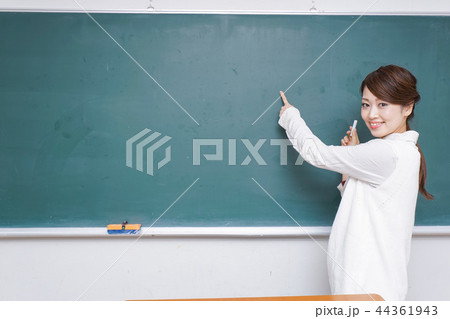 授業をする女性教師 授業をする女性教師 44361943
