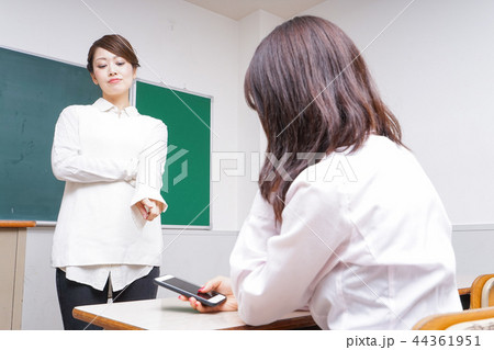 授業をする女性教師 授業をする女性教師 44361951