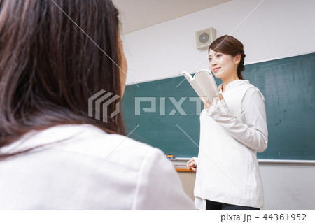 授業をする女性教師 授業をする女性教師 44361952