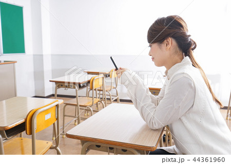 授業をする女性教師 授業をする女性教師 44361960