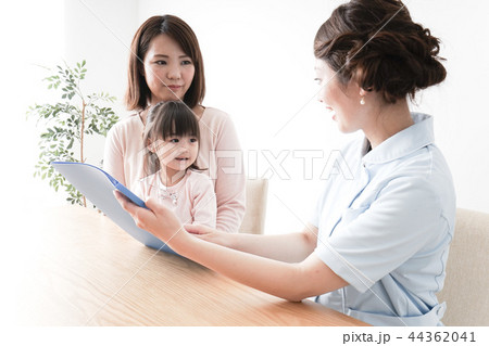 病院で診察を受ける子どもとお母さん 病院で診察を受ける子どもとお母さん 44362041