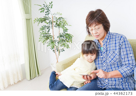 おばあちゃんと遊ぶ子ども おばあちゃんと遊ぶ子ども 44362173