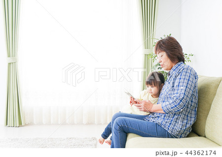 おばあちゃんと遊ぶ子ども おばあちゃんと遊ぶ子ども 44362174