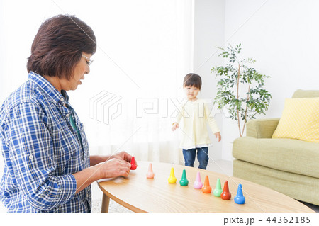 おばあちゃんと遊ぶ子ども おばあちゃんと遊ぶ子ども 44362185