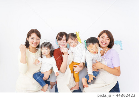 お母さんと子どもたち 44362422