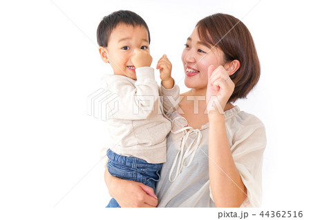 男の子を抱くお母さん 44362516