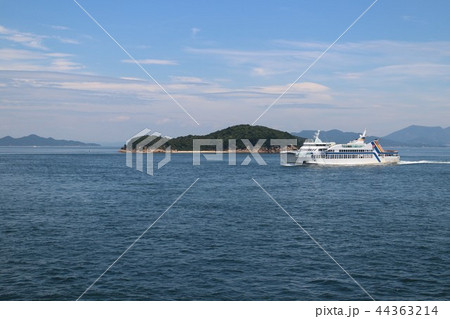 島とフェリーの見える海景色 44363214