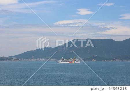 海上から見えるフェリーと小豆島 海上から見えるフェリーと小豆島 44363218
