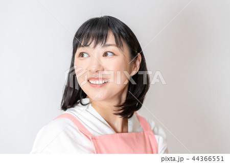 エプロンをつけた女性 44366551