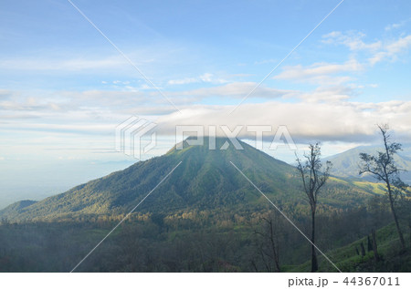 イジェン火山から見える山 44367011