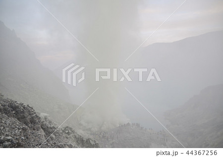 イジェン火山の噴煙 イジェン火山の噴煙 44367256