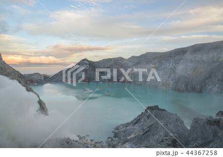 イジェン火山湖 44367258