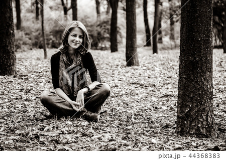 Beautiful girl in autumn park 44368383
