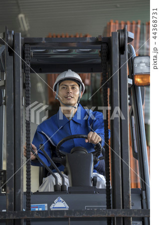 フォークリフトを操作する男性作業員 フォークリフトを操作する男性作業員 44368731