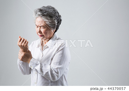 高齢者 老人 女性 44370057