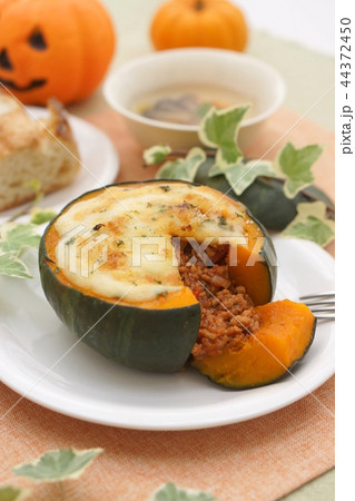 ハロウィン～まるごとカボチャの肉詰め料理 44372450