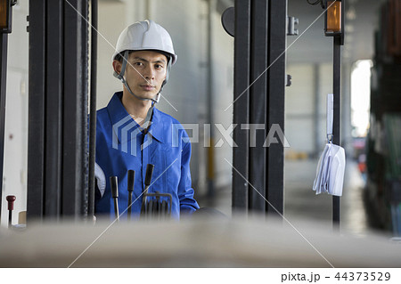 フォークリフトを操作する男性作業員　リーチフォークリフト 44373529