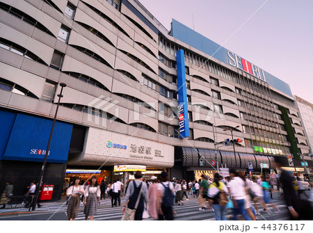 日本の東京都市景観　西武鉄道 池袋駅 東口などを望む 44376117