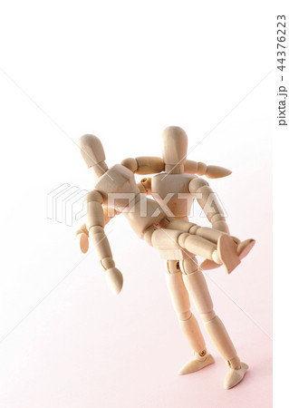 お姫様抱っこ 44376223