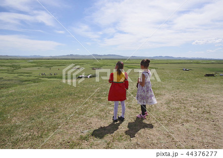 放牧馬を追い込む光景を見る少女 放牧馬を追い込む光景を見る少女 44376277