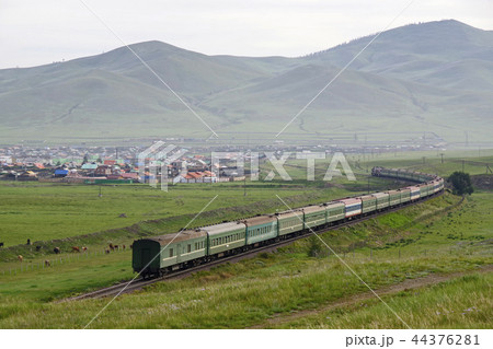 モンゴルを走る旅客列車 モンゴルを走る旅客列車 44376281