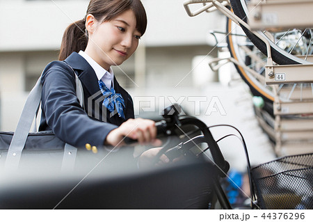 駐輪場 自転車 高校生 学生 女性 44376296