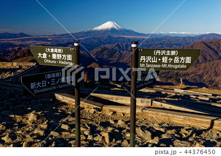 丹沢・塔ノ岳山頂の道標と富士山 丹沢・塔ノ岳山頂の道標と富士山 44376450