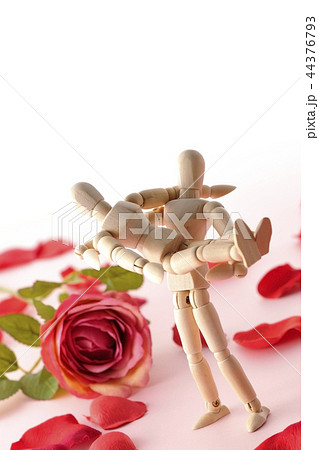 バラの花びらとお姫様抱っこ バラの花びらとお姫様抱っこ 44376793