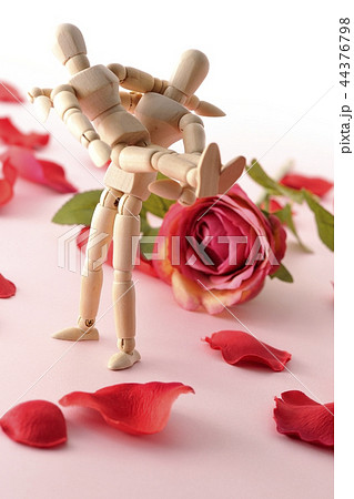 バラの花びらとお姫様抱っこ バラの花びらとお姫様抱っこ 44376798