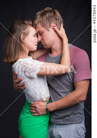 tall boyfriend short girlfriend kiss