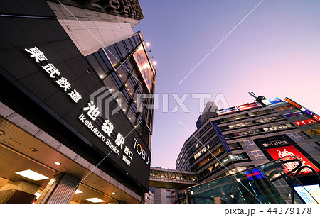 日本の東京都市景観　東武鉄道　池袋駅などの街並みを望む 44379178