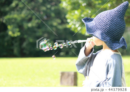 広場でしゃぼん玉 広場でしゃぼん玉 44379928