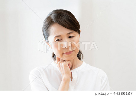 思い悩む女性 思い悩む女性 44380137