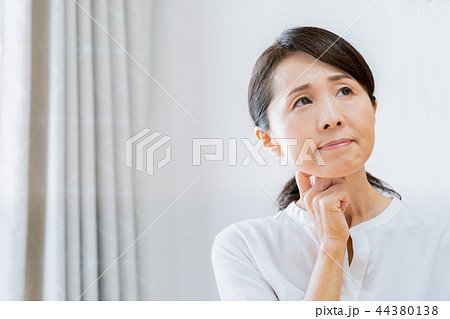 思い悩む女性 44380138