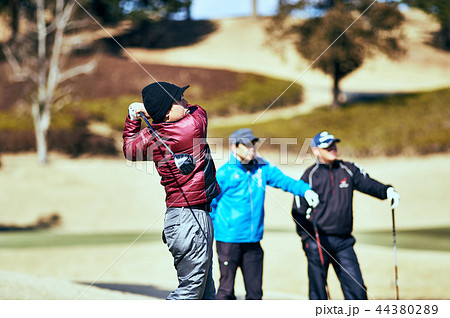 冬のゴルファー 44380289
