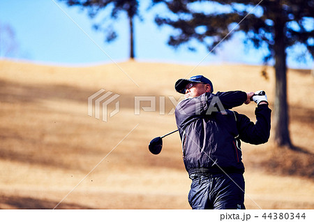 冬のゴルファー 44380344