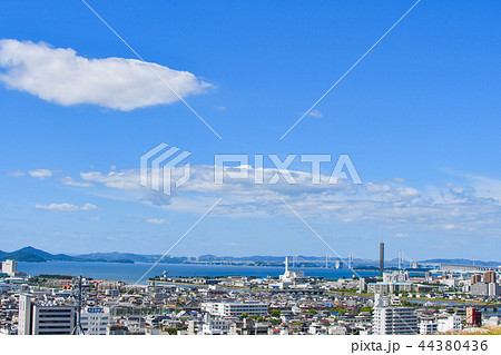 香川県丸亀市 遠方に瀬戸大橋 香川県丸亀市 遠方に瀬戸大橋 44380436