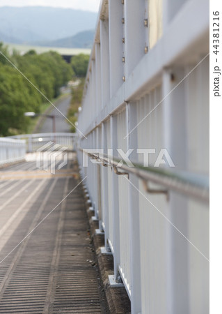 歩道橋の手すり 歩道橋の手すり 44381216
