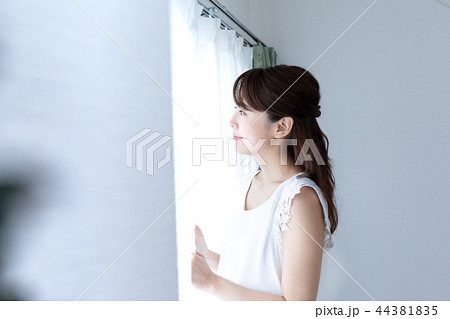 窓辺に立つ若い女性 窓辺に立つ若い女性 44381835