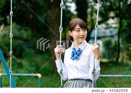 ブランコ 公園 女子高生 高校生 学生 女性 44382059