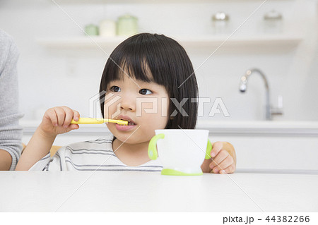 歯磨きをする3歳の女の子 44382266