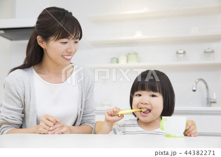 歯磨きをする3歳の女の子 歯磨きをする3歳の女の子 44382271