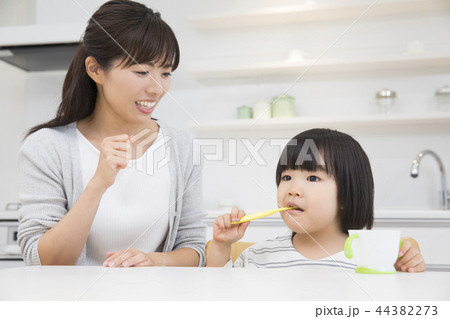 歯磨きをする3歳の女の子 歯磨きをする3歳の女の子 44382273