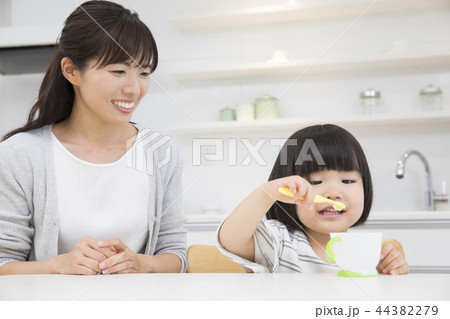 歯磨きをする3歳の女の子 歯磨きをする3歳の女の子 44382279
